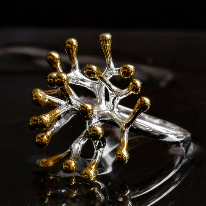 the genus psammocora is very common from the eastern pacific coral reefs and endangered. this ring represents the species from such genus, and is made of sterling silver and gold, perfect to support marine conservation in central america