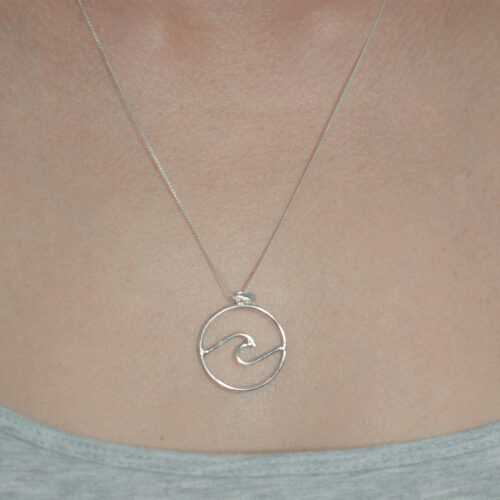 This pendant is made of 925 Sterling Silver and comes with a 925 Sterling Silver chain. Its design is inspired by the shape of waves and helps protect everything you find underwater and on the coasts we enjoy