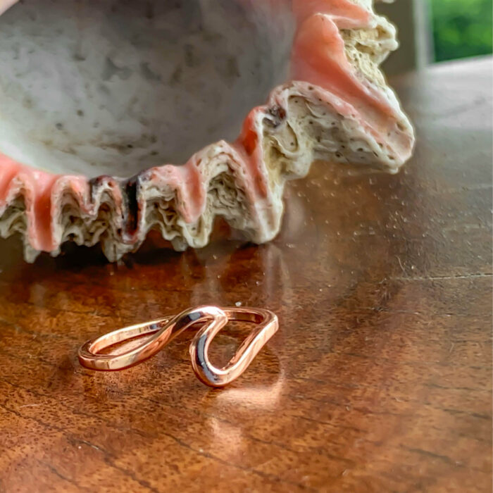 rosegold silver ring shaped like a wave for beach vibes and salty lifestyle